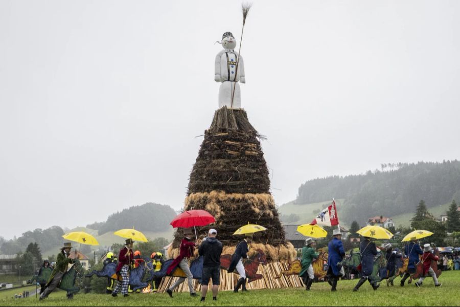 Die Zünfte ritten in diesem Jahr auf Steckenpferden um den Böögg.