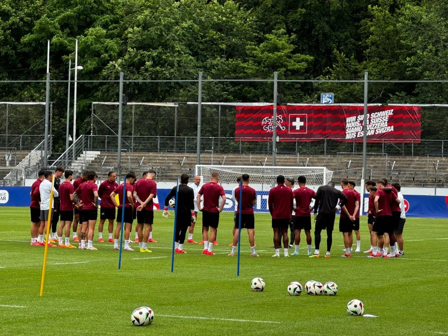 Trainer Murat Yakin spricht zu den Spielern.