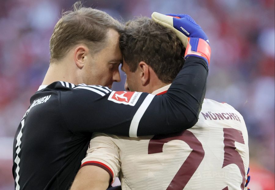 Manuel Neuer gratuliert seinem Teamkollegen.