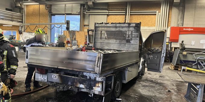 Marbach SG: Brand von Lieferwagen in Firmenhalle. Brand von Lieferwagen