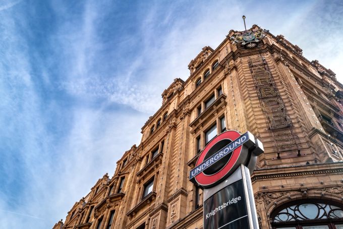 Nicht nur das Harrods verbinden wir mit dem Namen Al-Fayed. Er wurde vor allem durch die Liaison seines Sohnes Dodi mit Prinzessin Diana bekannt. Harrods London
