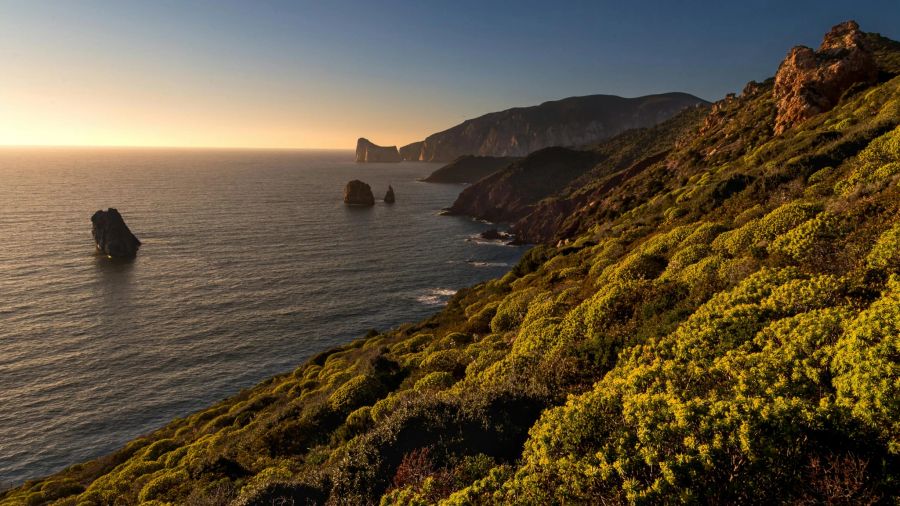 Sardinien grüne Berge Meer.