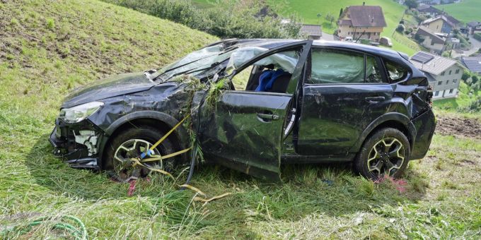 Auto prallt in Entlebuch LU in Mauer und überschlägt sich mehrmals. Unfall in Entlebuch