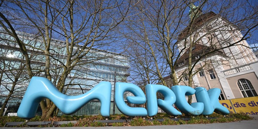 Der Pharma- und Chemiekonzern Merck will nach einem schwierigen Jahr 2023 zu Wachstum zurückkehren. (Archivbild)