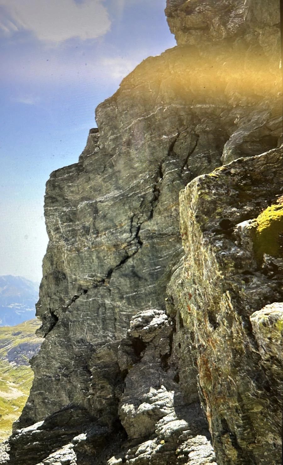 10'000 Kubikmeter Gestein sollen ins Tal gedonnert sein. Auch die Felsen auf diesem Bild sind bei dem Felssturz abgebrochen.