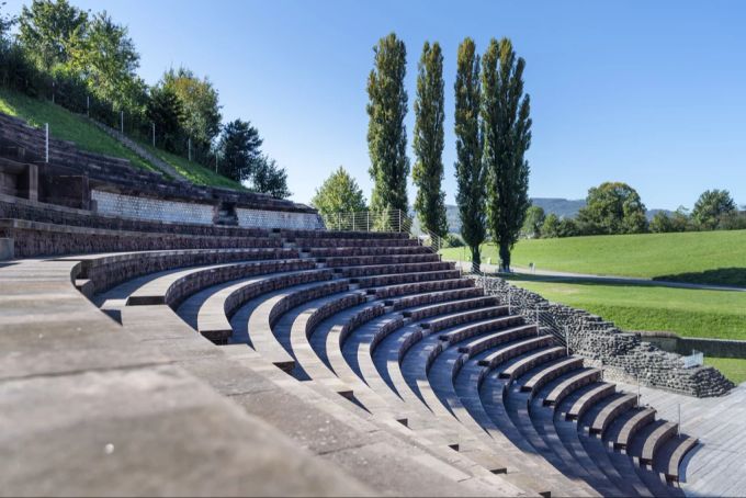 Das römische Theater in der Aussenanlage von Augusta Raurica. Münze Augusta Raurica