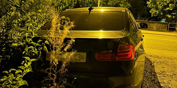 Am Fahrzeug entstand Sachschaden von mehreren Tausend Franken. Sachschaden