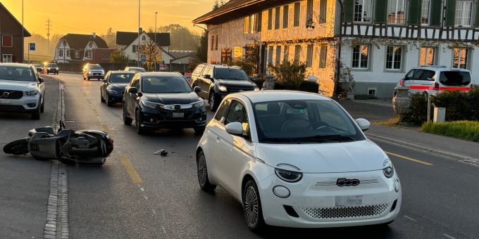 Der Rollerfahrer wurde bei der Kollision verletzt. Kollision