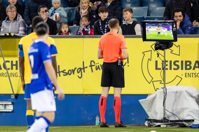 Schiedsrichter Johannes von Mandach konsultiert den VAR und entscheidet dann auf Penalty für GC. GC