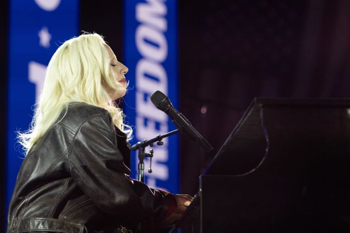 Lady Gaga tritt während einer Wahlkampfveranstaltung zur Unterstützung der US-Vizepräsidentin und demokratischen Präsidentschaftskandidatin Kamala Harris vor dem Philadelphia Museum of Art in Philadelphia, Pennsylvania, USA, am 04. November 2024, vor der Menge auf. Die US-Vizepräsidentin und demokratische Präsidentschaftskandidatin Kamala Harris hält am Wahlabend ein Konzert und eine Kundgebung in Philadelphia ab. Wahlumfragen zeigen, dass das Präsidentschaftsrennen zwischen Harris und dem republikanischen Kandidaten, dem ehemaligen Präsidenten Donald Trump, äußerst knapp ist. us wahlen 2024
