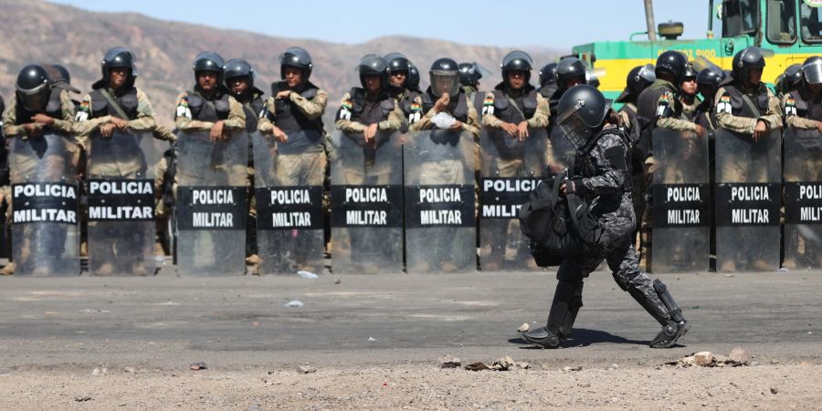 Bolivian police and military clearing Evo Morales supporters' road blocks