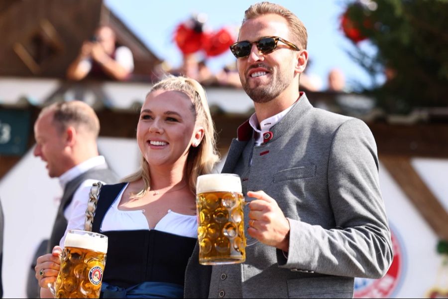 Bayern-Stürmer Harry Kane stiess mit seiner Frau Katie Goodland an.