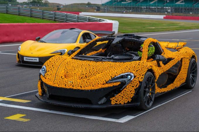 Der Lego McLaren und der original Sportwagen. Der Lego McLaren und der original Sportwagen.