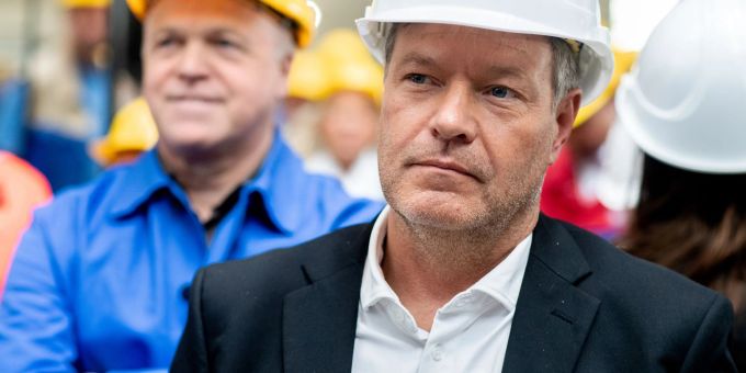 Am Vortag noch bei der kriselnden Meyer Werft, nun besucht Wirtschaftsminister Habeck das VW-Werk in Emden. Am Vortag noch bei der kriselnden Meyer Werft, nun besucht Wirtschaftsminister Habeck das VW-Werk in Emden.