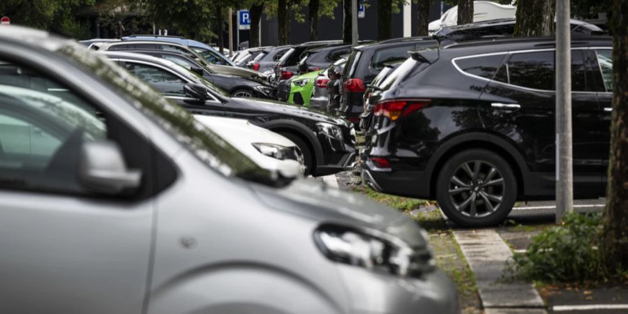 Parkplatz mit Autos