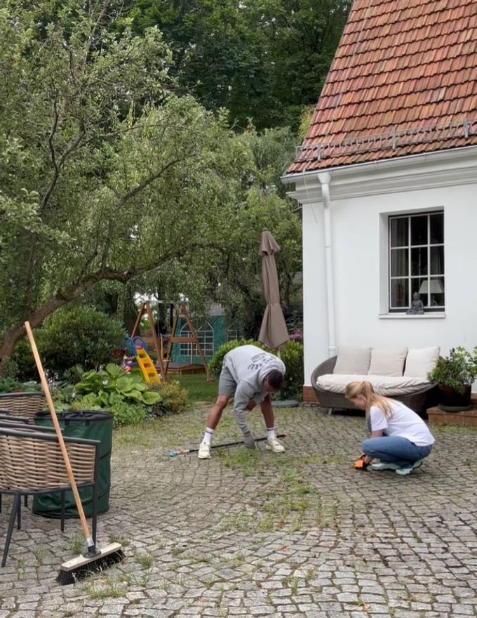 Die Aminatis bei der gemeinsamen Gartenarbeit. Patrice Aminati