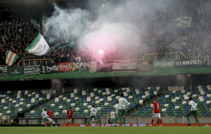 Die mitgereisten Fans des FC St.Gallen sorgen im nordirischen Larne für Stimmung. FC St.Gallen Larne