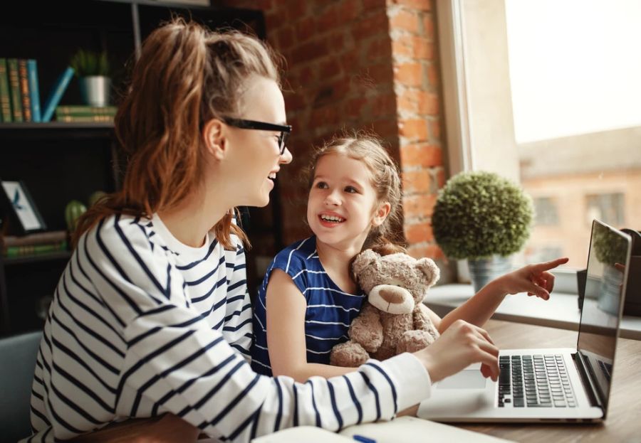 Mutter und Tochter Laptop