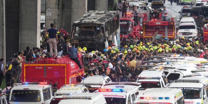 Zahlreiche Retter waren im Einsatz, jedoch kam für die meisten Betroffenen jede Hilfe zu spät. Thailand