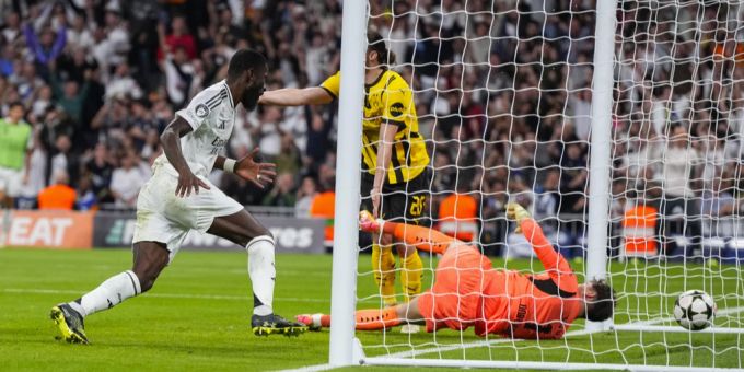 Antonio Rüdiger köpft den Ball zum 1:2-Anschlusstreffer an Gregor Kobel vorbei ins Tor des BVB. BVB Real Madrid