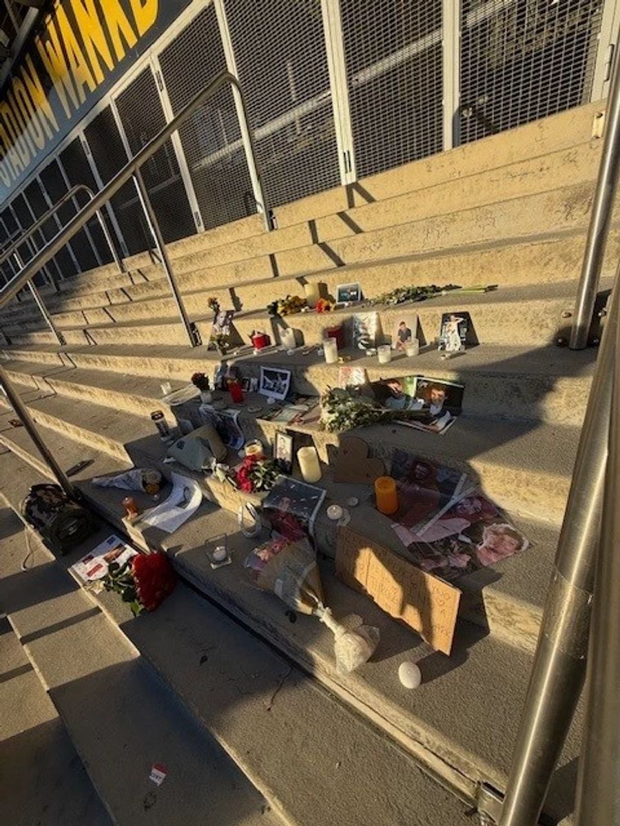 Um die 20 Fans trafen sich am Sonntagnachmittag vor dem Wankdorf Stadion um dem verstorbenen Liam Payne zu gedenken.