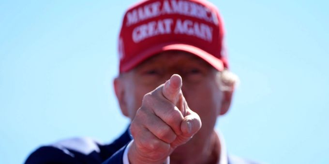 Trump spinnt die Erzählung von der angeblichen Wahlmanipulation vor vier Jahren weiter. (Archivbild) trump