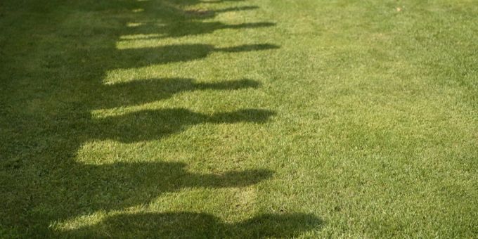 Ein brutaler Vorfall überschattete ein 5.-Liga-Spiel des FC Bellach. Nach der Partie wurde ein junger Schiedsrichter angegriffen und schwer verletzt. (Symbolbild) Schatten Fussballfeld