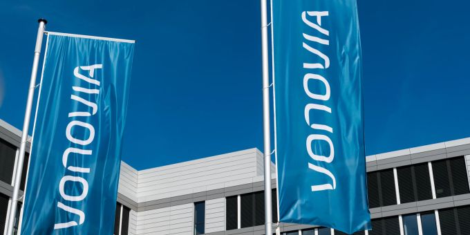 Vonovia schaltet eigenen Angaben zufolge «wieder auf Wachstum». (Symbolbild) Vonovia Zentral Flaggen
