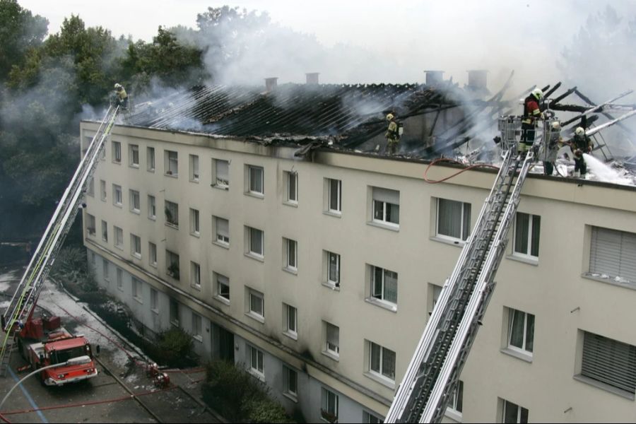 In dieses Wohnhaus in Basel crashte ein Pilot im Jahr 2007.