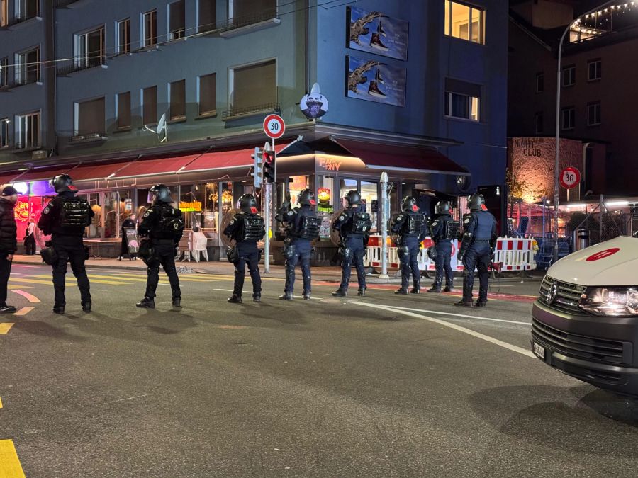 Die Stadtpolizei Zürich war mit einem Grossaufgebot vor Ort und beobachtete die Lage aus der Distanz.