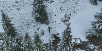 Ins Spital geflogen - Autofahrer (68) stürzt Abhang in Scuol GR hinab