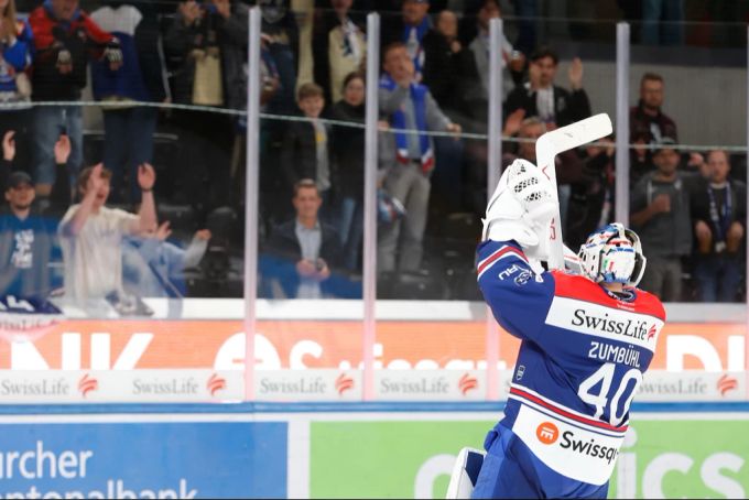 Goalie Zumbühl lässt sich nach seinem persönlichen Saisonauftakt von den Fans feiern. Zumbühl