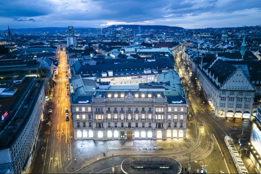 Der Zürcher Paradeplatz, ein Symbol für städtisches Leben in der Schweiz.