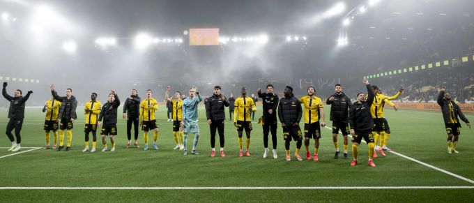 Die Spieler von YB feiern ihren Sieg gegen Basel mit den Fans. YB
