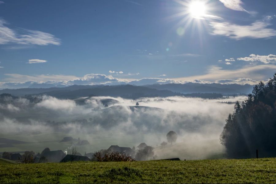 Gewisse Chancen zur Auflösung respektive zu grösseren Auflockerungen bestehen laut «Meteoschweiz» am Sonntag und am Montag.