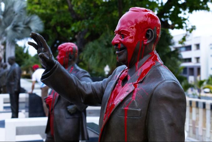 Die Statue des ehemaligen US-Präsidenten Dwight D. Eisenhower, verunstaltet mit roter Farbe, in San Juan, Puerto Rico, am 29. Oktober 2024. Drei Aktivisten hatten rote Farbe auf die Statuen der US-Präsidenten am Paseo de los Presidentes geworfen, als Reaktion auf Beleidigungen gegenüber der Insel. Puerto Rico US-Wahlen