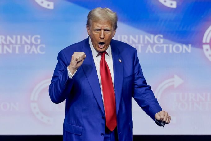 Ist Donald Trump ein Faschist? trump ballt faust