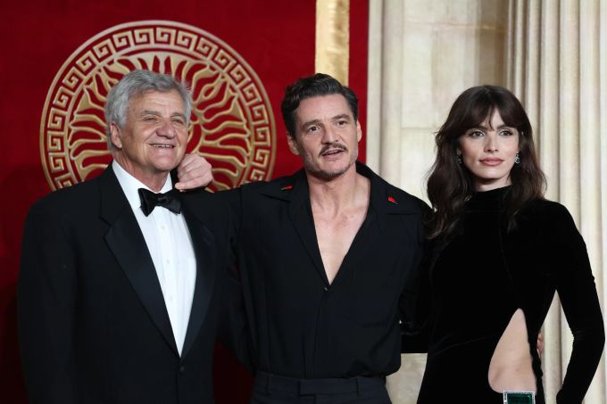 Schauspieler Pedro Pascal (C) besucht zusammen mit seinem Vater Jose Balmaceda Riera und seiner Schwester Lux Pascal (R) die königliche Filmvorführung und Weltpremiere von „Gladiator II“. Gladiator 2