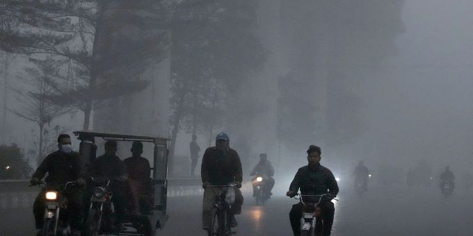 Wegen der Luftverschmutzung gelten auch in Pakistan nun drastische Beschränkungen. Wegen der Luftverschmutzung gelten auch in Pakistan nun drastische Beschränkungen.
