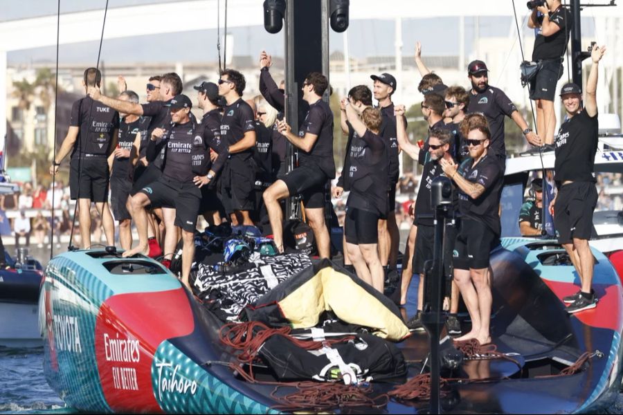 Neuseelands Segler (r) haben erneut den America's Cup gewonnen.