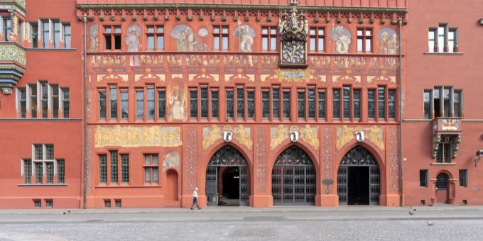 Die Uvek des Grossen Rats Basel schlägt eine neue Tramlinie vor, um die Innenstadt zu entlasten. (Archivbild) Rathaus in Basel