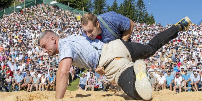 Samuel Giger (unten) und König Joel Wicki auf der Rigi im Juli 2023. Jubiläumsschwingfest