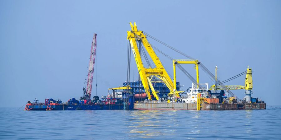 Bei der Bergung des gesunkenen Frachters «Verity» in der Deutschen Bucht war einer der stärksten Schwimmkräne Europas im Einsatz. Er hob die beiden Teile des zweigeteilten Schiffs aus dem Wasser.