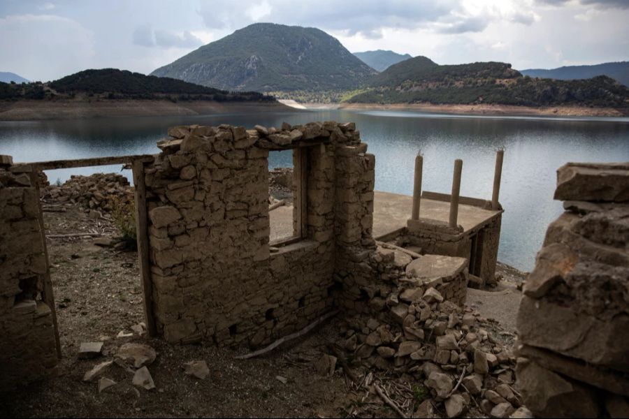 Das sich zurückziehende Wasser legt einen kleinen Ort frei, der vor über 50 Jahren für den Stausee geflutet wurde.