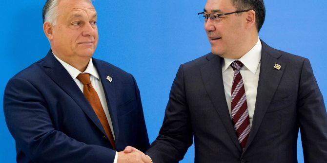 Viktor Orban (links) und kirgisischer Präsident Sadyr Dschaparow