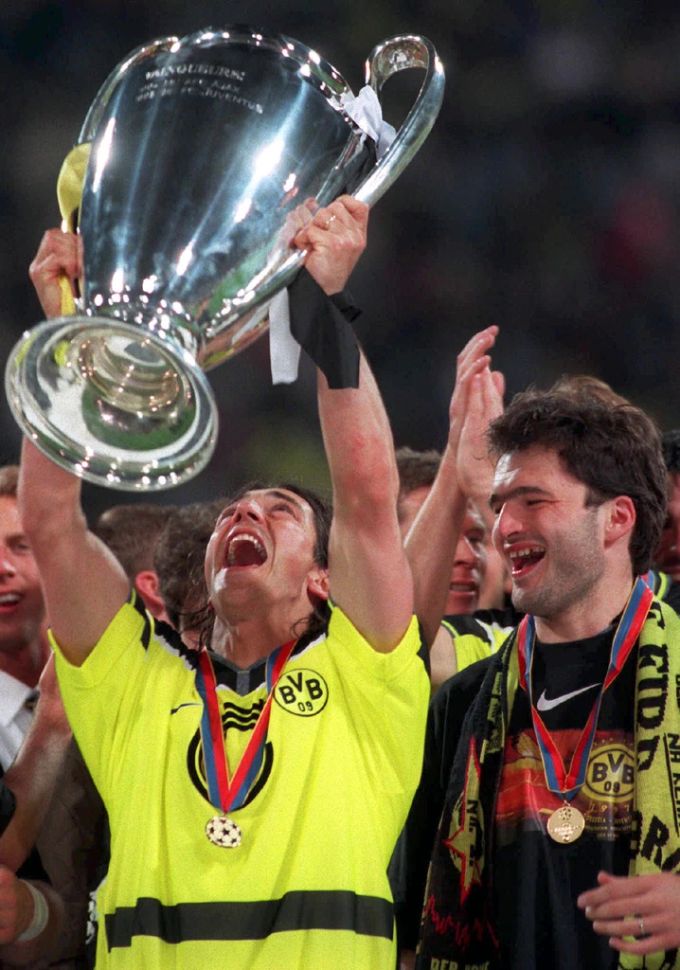 Der heutige Chefscout von YB, Stéphane Chapuisat, jubelt am 28. Mai 1997 neben Paulo Sousa über den Champions-League-Titel. yb Stéphane Chapuisat