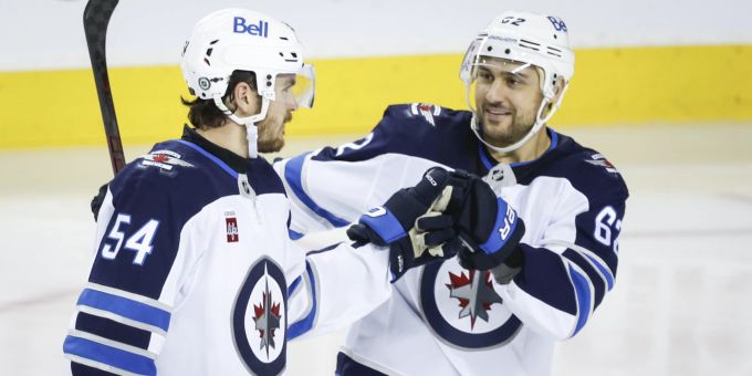 Die Winnipeg Jets sind mit Nino Niederreiter (rechts) phänomenal in die neue Saison der NHL gestartet. (Jeff McIntosh/The Canadian Press via AP) nhl