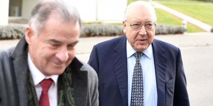 Jahrelanger Rechtsstreit beendet: Urs E. Schwarzenbach (r.) muss wegen Steuerhinterziehung vier Millionen Strafe zahlen. (Archivbild) Urs Schwarzenbach