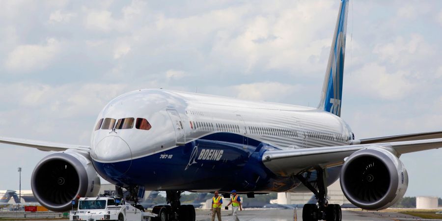 Ein Boeing-Mitarbeiter kritisiert, dass beim Bau vieler 787 «Dreamliner» zu hohe Spaltmasse zwischen den Rumpfteilen zugelassen worden seien.