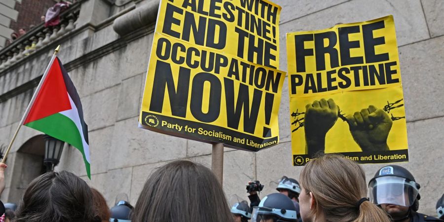 Palästinensische Unterstützer protestierten in der Nähe der Columbia University.